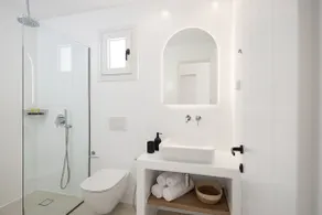 Deluxe Suite with Sea View - Image 5
