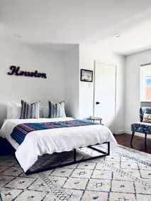 Apollo13 Studio Luxury Gem in Colorful Montrose! - Image 2