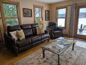 Spacious Classic Lakefront Home with jet tub - Image 2