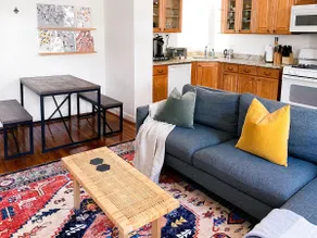 Large Apartment NEAR Downtown in Historic District - Image 2