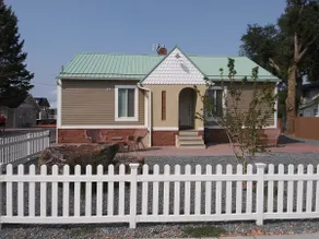 ”Vine Cottage”. Historic District - Image 3