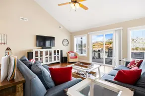 112#4 Condo: Modern, Lakefront, Spacious - Image 3