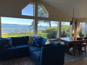 Waterfront Island Retreat in Paradise - Image 4