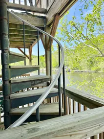Harry’s River View couples relax, historic town - Image 4