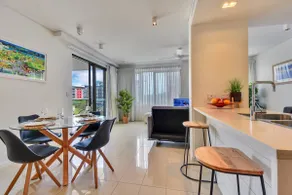 Waterfront Pearl Suite 2 Bed Luxury Apt - Image 2