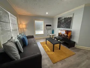 Historical Montrose 2 BRs /1ba with W/D apt 2 - Image 3