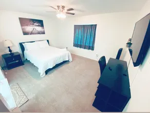 The Hideaway 4B/2B House- 10min from IAH - Image 3