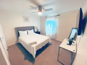 The Hideaway 4B/2B House- 10min from IAH - Image 5