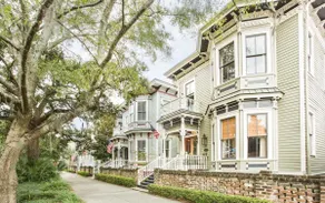 Bleiben Sie bei Lucky Savannah: 1890 Victorian Downtown Home mit beheiztem Pool - Image 4