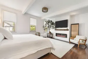Stylish Historic Rowhouse for 10 + Parking - Image 5