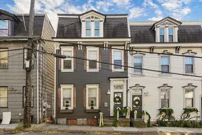 Stylish Historic Rowhouse for 10 + Parking - Image 4
