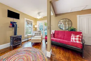 1 BR plus downtown - walk to Beaches/ Eateries - Image 3