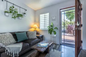 Petite Retreat, Steps to Good Eats+Easy Parking - Image 4