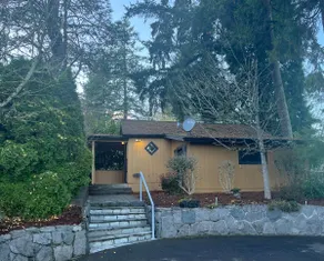 Myrtle Cottage Guest House in West Salem Queen bed - Image 5