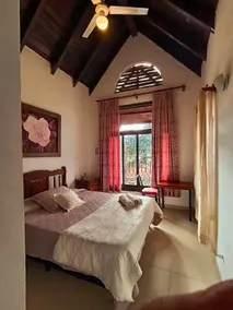 Hilltop apartment · panoramic views & full kitchen - Image 5