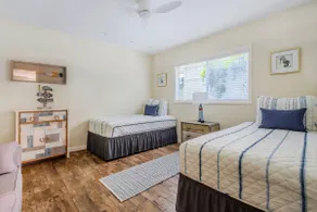 Peninsula home near the beach with two car garage - Image 4