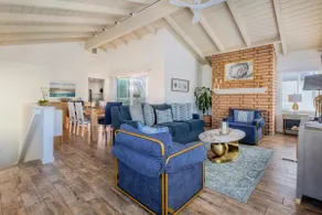 Peninsula home near the beach with two car garage - Image 5