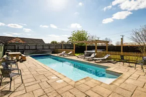 Beautiful cabin near Bath with heated swimming pool sleeps up to 17 people - Image 5
