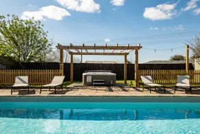 Beautiful cabin near Bath with heated swimming pool sleeps up to 17 people - Image 3