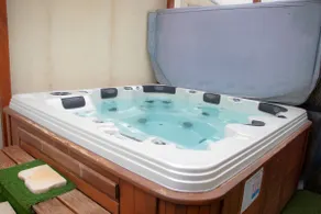 Suite with Hot Tub & Sensual Atmosphere – Getaway for 2 - Image 3