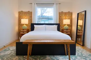 Travelers Paradise • Spectacular Views • Complimentary Parking - Image 2