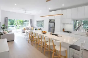 3BR duplex, parking, walk to beach, lush garden - Image 2