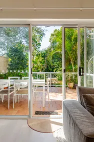 3BR duplex, parking, walk to beach, lush garden - Image 4