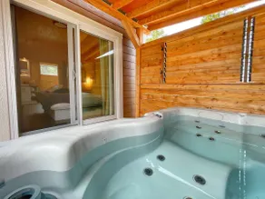1-bedroom cottage with king bed & private hot tub – Esker Nature - Image 3