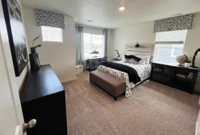 Newer Build with 4 bedrooms and large backyard! - Image 4
