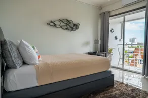 Secure New Kingston 2 bed w/ Pool & Sunset views - Image 4