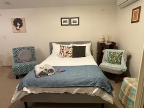 Cosy guesthouse in quiet area with private parking - Image 2