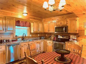 Stunning Mountain Views in Luxurious Log Home! - Image 5