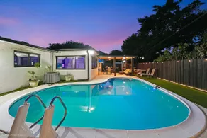 Luxe 5BR Heated Pool Retreat • Hard Rock Sleeps 16 - Image 3