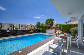 Villa Roker-Moderne Smuk Villa med Stor Pool, BBQ, WIFI og UK Channels. Kun 600 meter fra Coral Bay Strip - Image 2