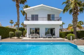 Villa Roker-Moderne Smuk Villa med Stor Pool, BBQ, WIFI og UK Channels. Kun 600 meter fra Coral Bay Strip - Image 1