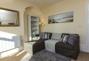 Central Ground Floor Apartment with Free Parking ! - Image 2