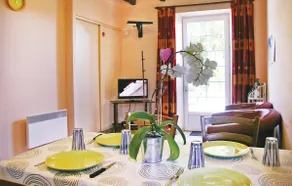 Gorgeous Apartment In Roz-Landrieux With Wifi - Image 2