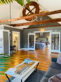 Tap House Loft~Sunny & Spacious, Private Hot Tub - Image 2