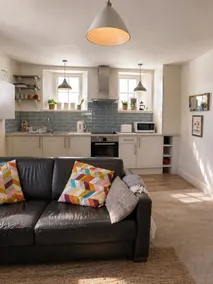 Modern flat in mews close to harbour 22 - Image 4