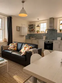 Modern flat in mews close to harbour 22 - Image 3
