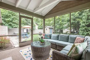 Daisy Cottage: Hot Tub, Walk to Lake Michigan, BBQ - Image 3