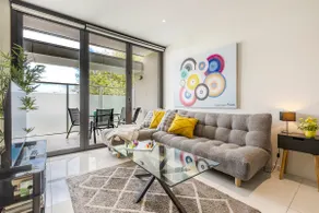 Luxurious Modern 2 Bedroom 2 Bathroom Apartment - Image 3