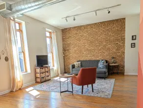✨Spacious Centrally Located West Loop Loft✨ - Image 2