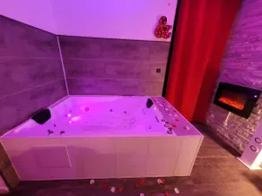 2-seater Jacuzzi - Avignon Center - Private Courtyard - Image 4