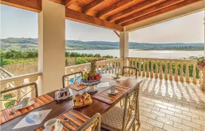 The lake house - Image 2