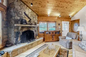 Lovely 3BR Lakeview | Fireplace | Balcony - Image 3