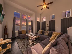 5BR House with City Views: Walk to Pearl District - Image 2