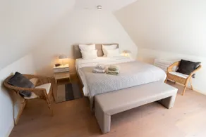 Quiet luxurious residence with private parking - Image 5