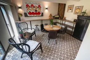 Quiet luxurious residence with private parking - Image 4