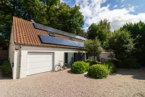 Quiet luxurious residence with private parking - Image 2